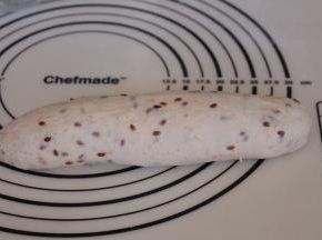 自上而下卷起，捏紧收边