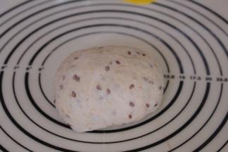 松弛好的面团再次按压排气