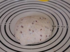 松弛好的面团再次按压排气