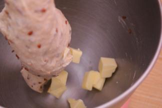 加入软化好的黄油继续揉至完全阶段