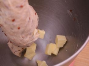 加入软化好的黄油继续揉至完全阶段