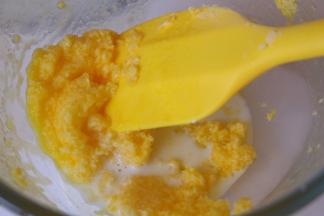 牛奶分三次加入，每一次搅拌均匀后再加下一次，此时会有油奶粉里的现象是正常的