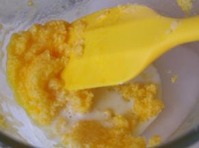 牛奶分三次加入，每一次搅拌均匀后再加下一次，此时会有油奶粉里的现象是正常的