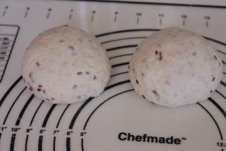 等分两份，揉圆，松弛15分钟