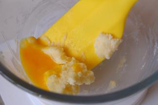 蛋液分两次加入，每一次都要搅拌均匀