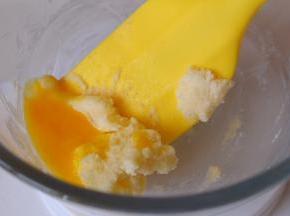 蛋液分两次加入，每一次都要搅拌均匀