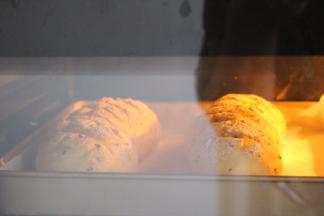 放入烤箱，180度15分钟转170度20分钟，上色及时加盖锡纸