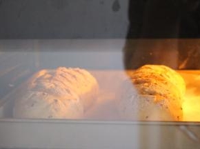 放入烤箱，180度15分钟转170度20分钟，上色及时加盖锡纸