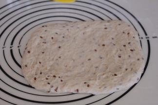 擀成长方形，翻面