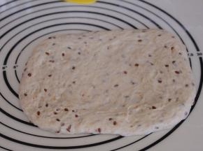 擀成长方形，翻面