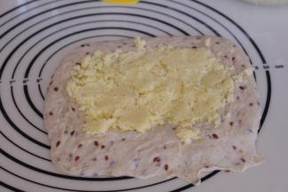 加入一半的椰蓉馅料，四周不要涂抹