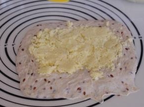 加入一半的椰蓉馅料，四周不要涂抹