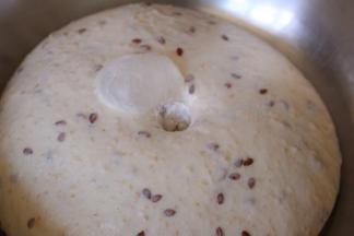 大约1.5小时左右用手指蘸面粉戳洞不回缩即为发酵完成