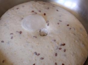 大约1.5小时左右用手指蘸面粉戳洞不回缩即为发酵完成