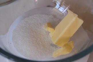 发酵的过程来做椰蓉馅料，软化好的黄油加入细砂糖
