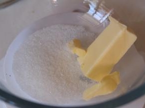 发酵的过程来做椰蓉馅料，软化好的黄油加入细砂糖