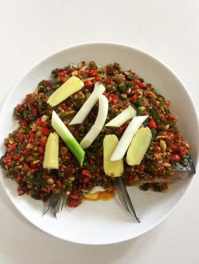 再在上面放几片生姜和几节葱段。