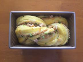 二次发酵完成后，刷上蛋液，放入预热好的烤箱150度，上下火30分钟