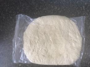 将发酵好的面团拿出，按压排气后，擀成长方形的厚饼，装入保鲜袋，放入冰箱冷冻一小时