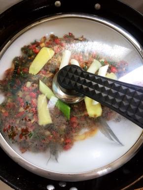 水开后，把鱼头放入蒸锅中大火蒸15分钟即可。