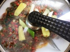 水开后，把鱼头放入蒸锅中大火蒸15分钟即可。