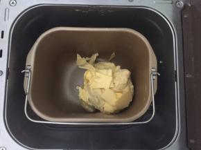 加入软化好的黄油，继续和面30分钟