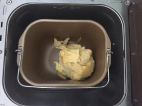 加入软化好的黄油，继续和面30分钟