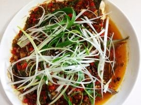 蒸好的鱼头取出来，撒上葱丝和花椒。