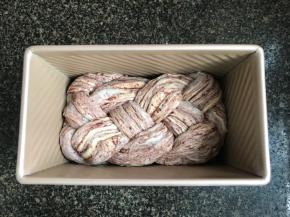 再翻过来，放入土司模内