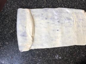 再轻轻的擀成长条，在八分之一处折进来