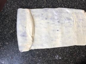 再轻轻的擀成长条，在八分之一处折进来