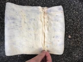 再把另一方折进来，把接头捏紧