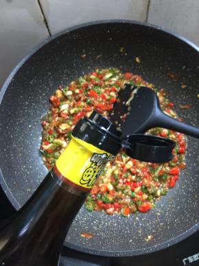 加入2勺味极鲜酱油。