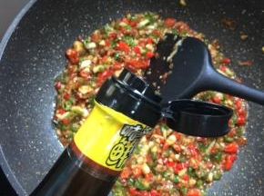 加入2勺味极鲜酱油。