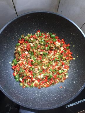锅烧热倒入适量的油，放入蒜蓉，姜末，青红尖椒圈翻炒均匀。