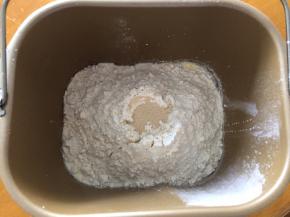 将黄油以上的全部材料放入面包机中，和面20分钟