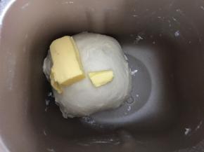 20分钟后加入黄油，继续揉面35分钟