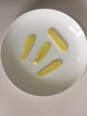 生姜切成片摆在盘子底部。（盘子底部放姜片不仅可以防止鱼头粘在盘子底部，还能起到去腥的作用呢！）