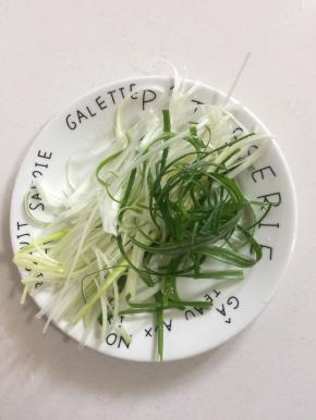 蒸鱼头的时候我们来把葱白和葱叶切成丝备用。