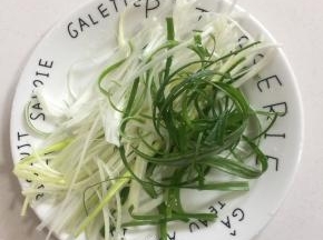 蒸鱼头的时候我们来把葱白和葱叶切成丝备用。