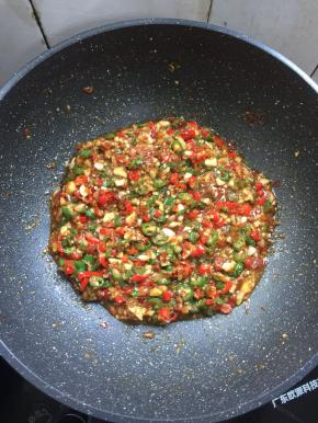 翻炒片刻盛出备用。