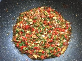 翻炒片刻盛出备用。