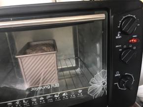 放入预热好的烤箱底层180度35分钟