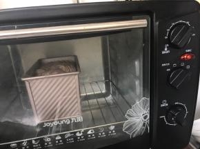 放入预热好的烤箱底层180度35分钟