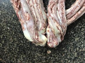 再把第一条压住第二条，第四条压住第三条