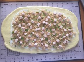 撒上香葱，肉松和火腿，从左向右卷起