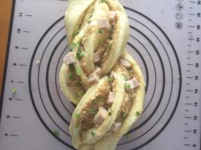 然后两边交叉卷起