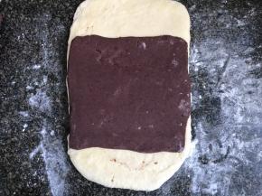 把红豆沙放入饼皮中间