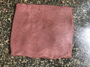 用擀面杖把红豆沙擀成20厘米左右的方块，备用