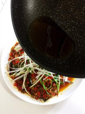 趁热淋在鱼头上即可。